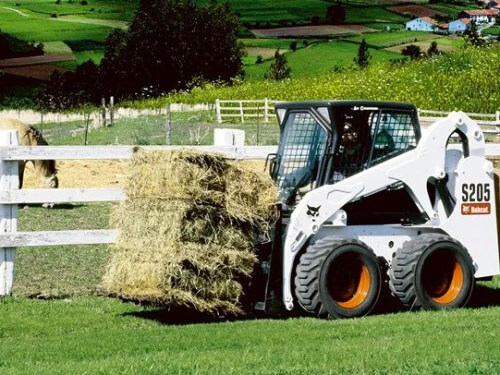 Arenda-frontalnogo-mini-pogruzchika-Bobcat-s205-palletnye-vily-1-t
